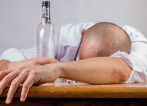 Małżonek jest uzależniony od alkoholu – co robić?