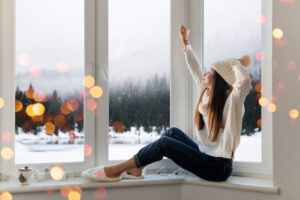 Regulacja okien zima-lato: jak zmienić tryb w oknach na zimowy, na czym polega tryb zimowy okien.